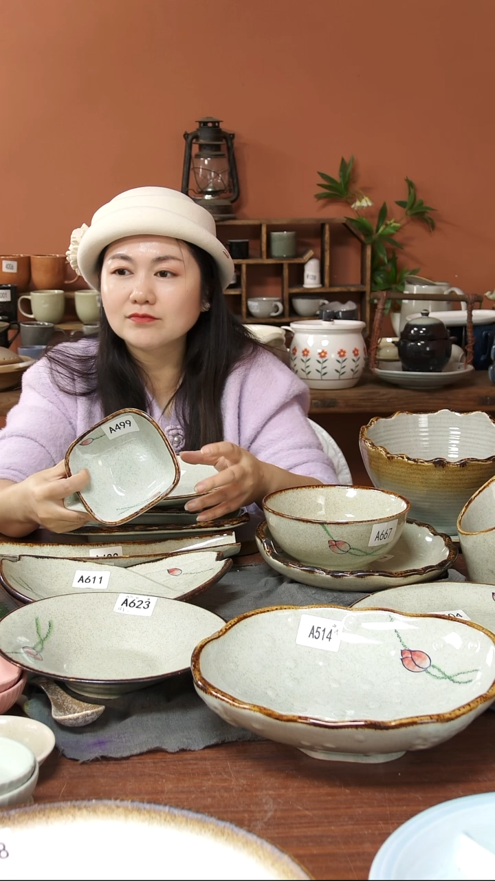 陶瓷A499 一只陶瓷带嘴方形碗可能微瑕