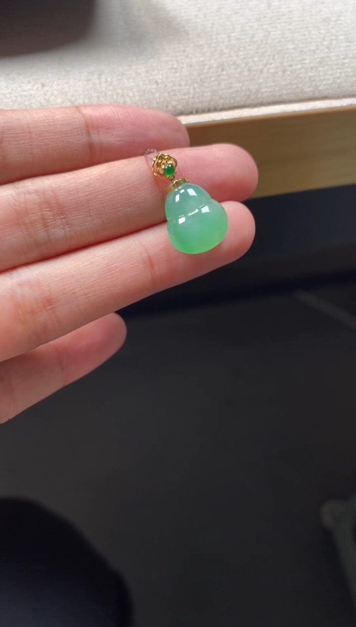 【闪购商品】翡翠颈饰18K金镶嵌翡翠冰果绿葫芦