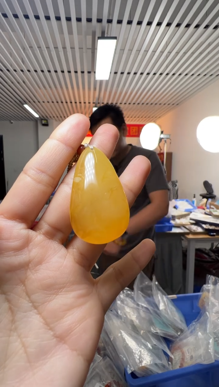 琥珀吊坠(不含链)未镶嵌俄料鸡油黄蜜蜡吊坠约8克
