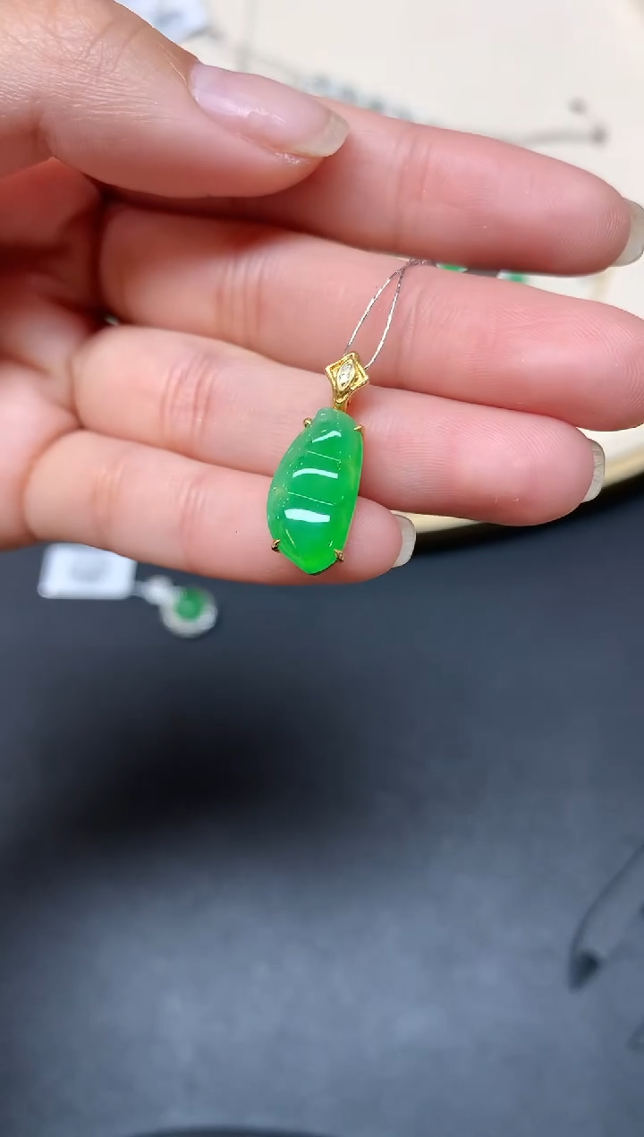 【闪购商品】翡翠吊坠(不含链)18K金镶嵌A47|3980
