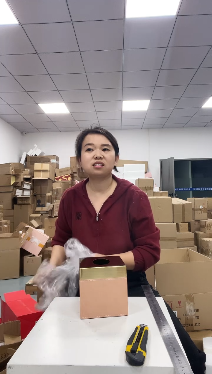 树脂粉色正方形皮质纸巾盒