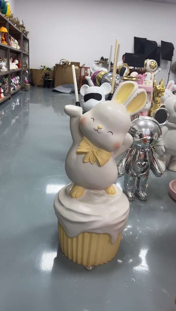 树脂奶油兔黄色落地摆件1