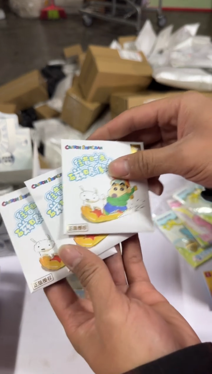 得力LB613蜡笔小新往昔时光磁吸徽章(混)(个)*1个发