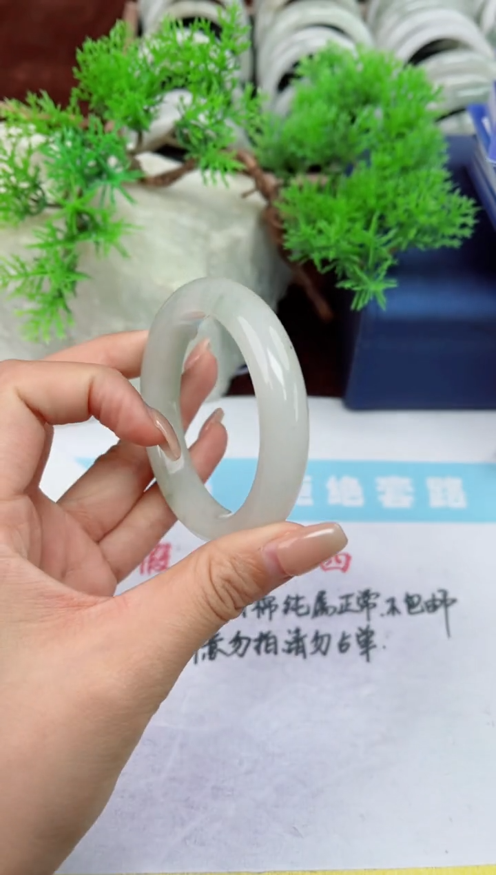 【闪购商品】石英质玉手镯未镶嵌84