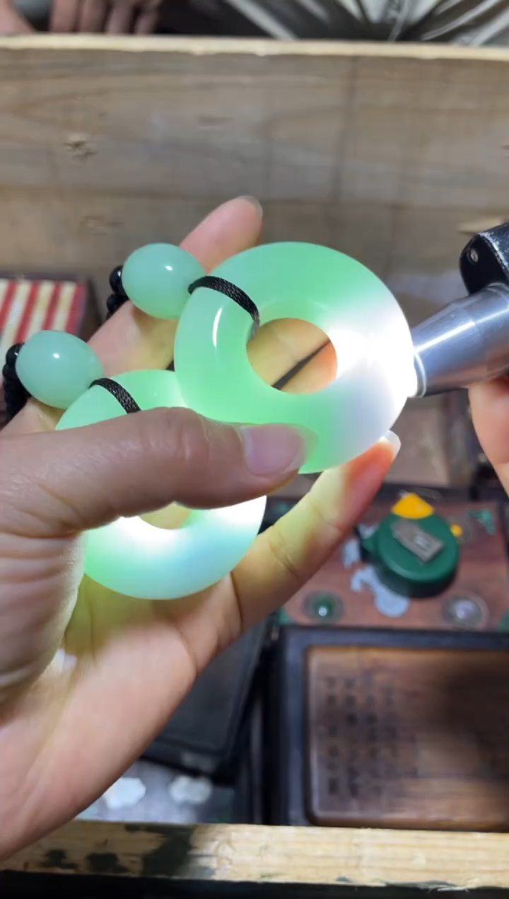 和田玉未镶嵌颈饰俏色板子1件随机发