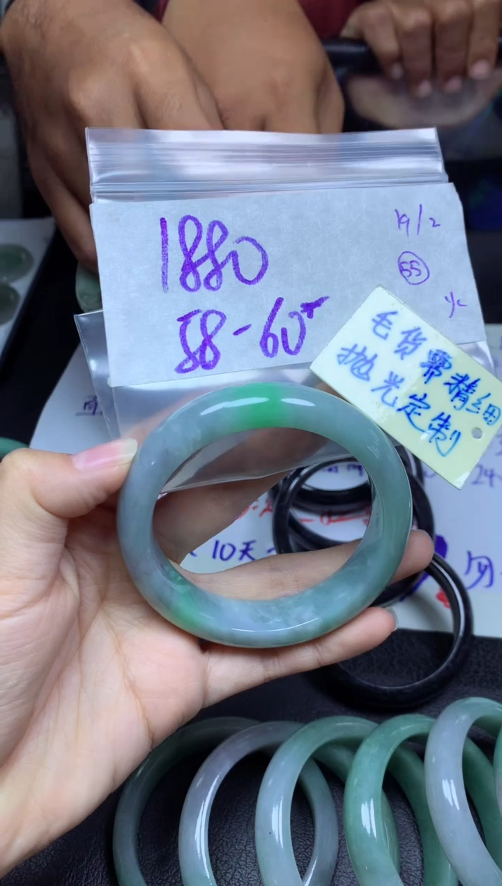 【闪购商品】定制翡翠未镶嵌手镯毛货需精细抛光+多人+1880元