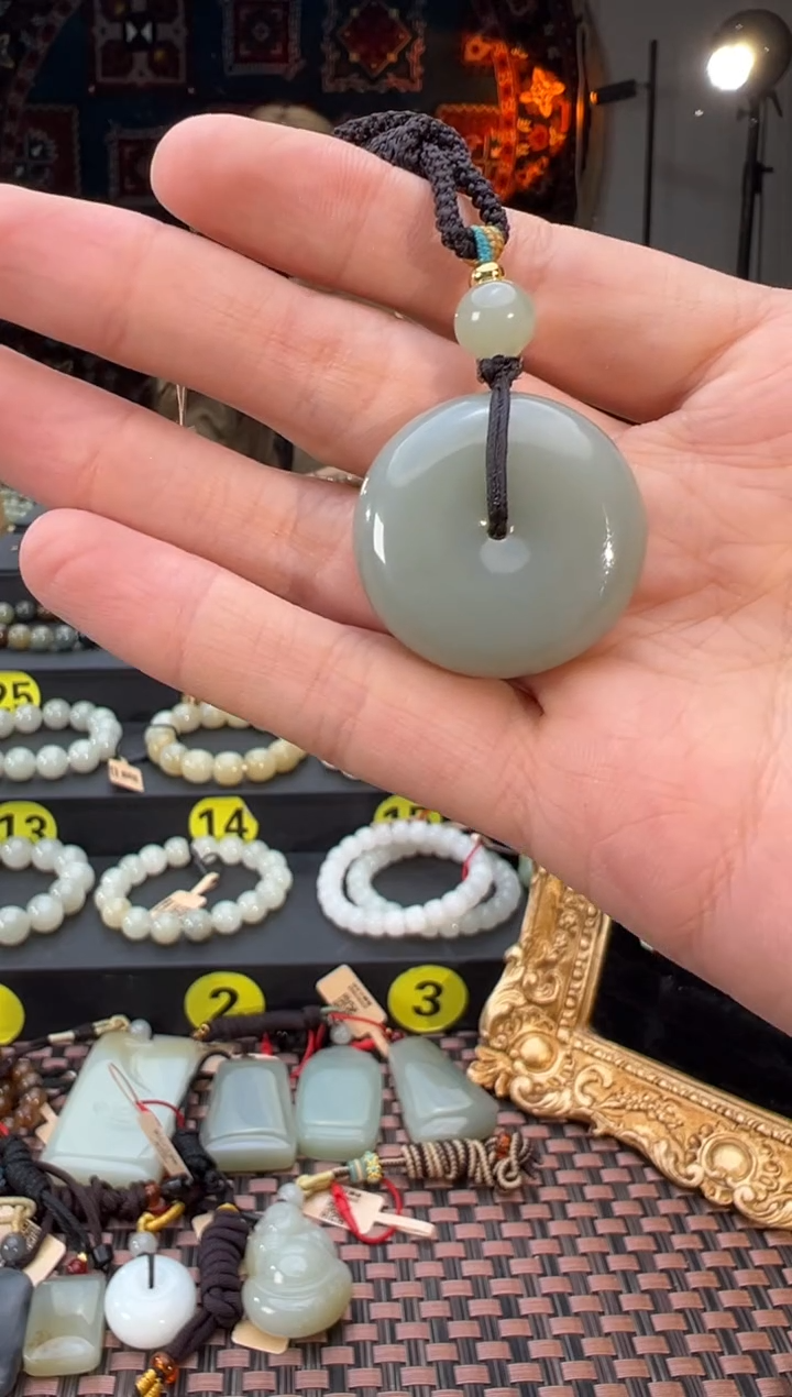 吊坠(赠链)未镶嵌和田玉且末料青白玉平安扣