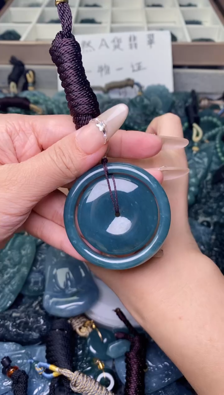 翡翠未镶嵌颈饰          