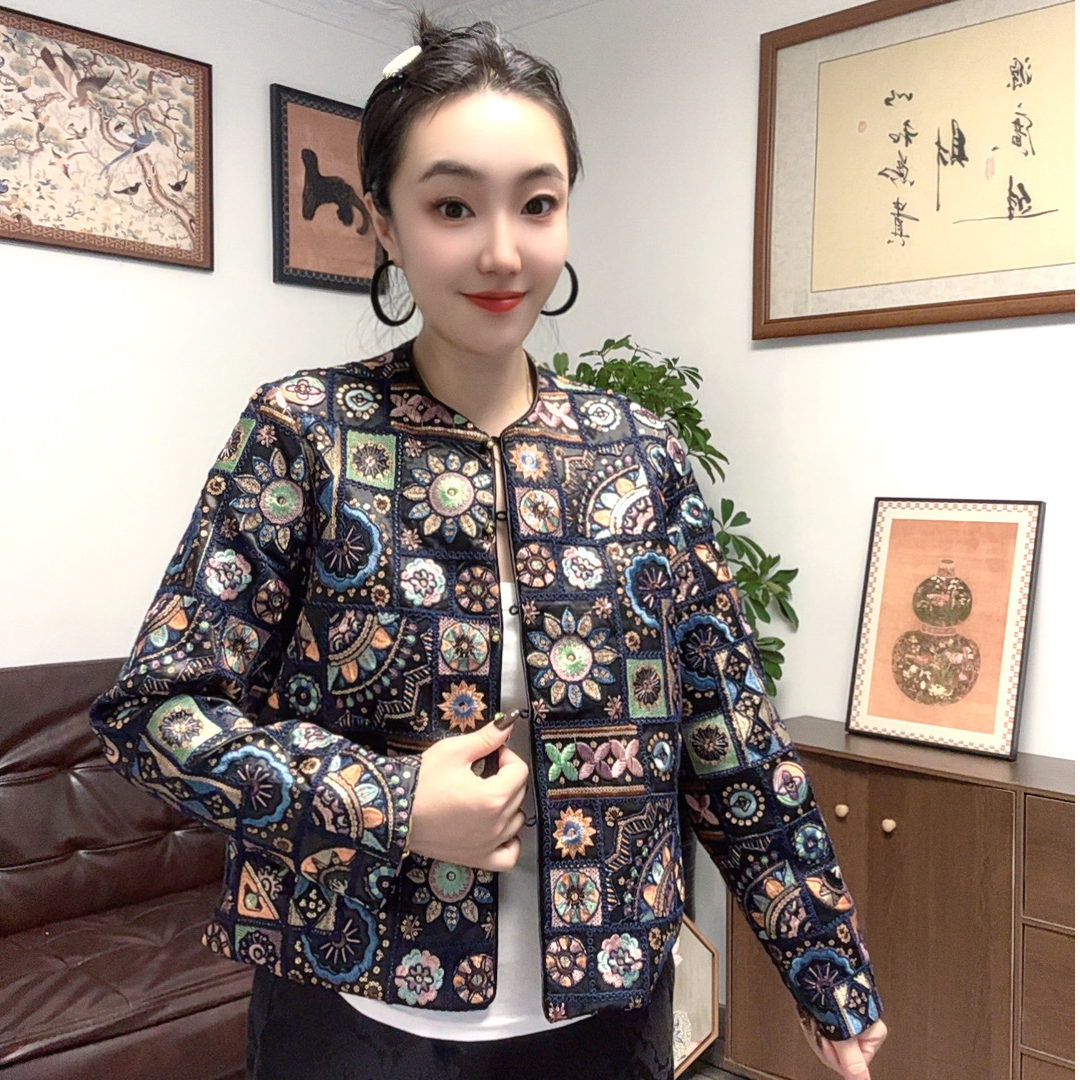 重工刺绣秋季直下摆常规单排扣女短外套百搭民族风上衣休闲