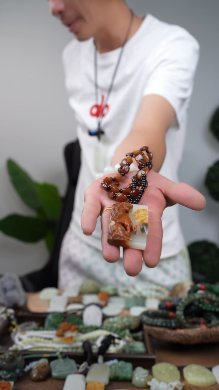 和田玉未镶嵌吊坠(赠链)上山虎牌