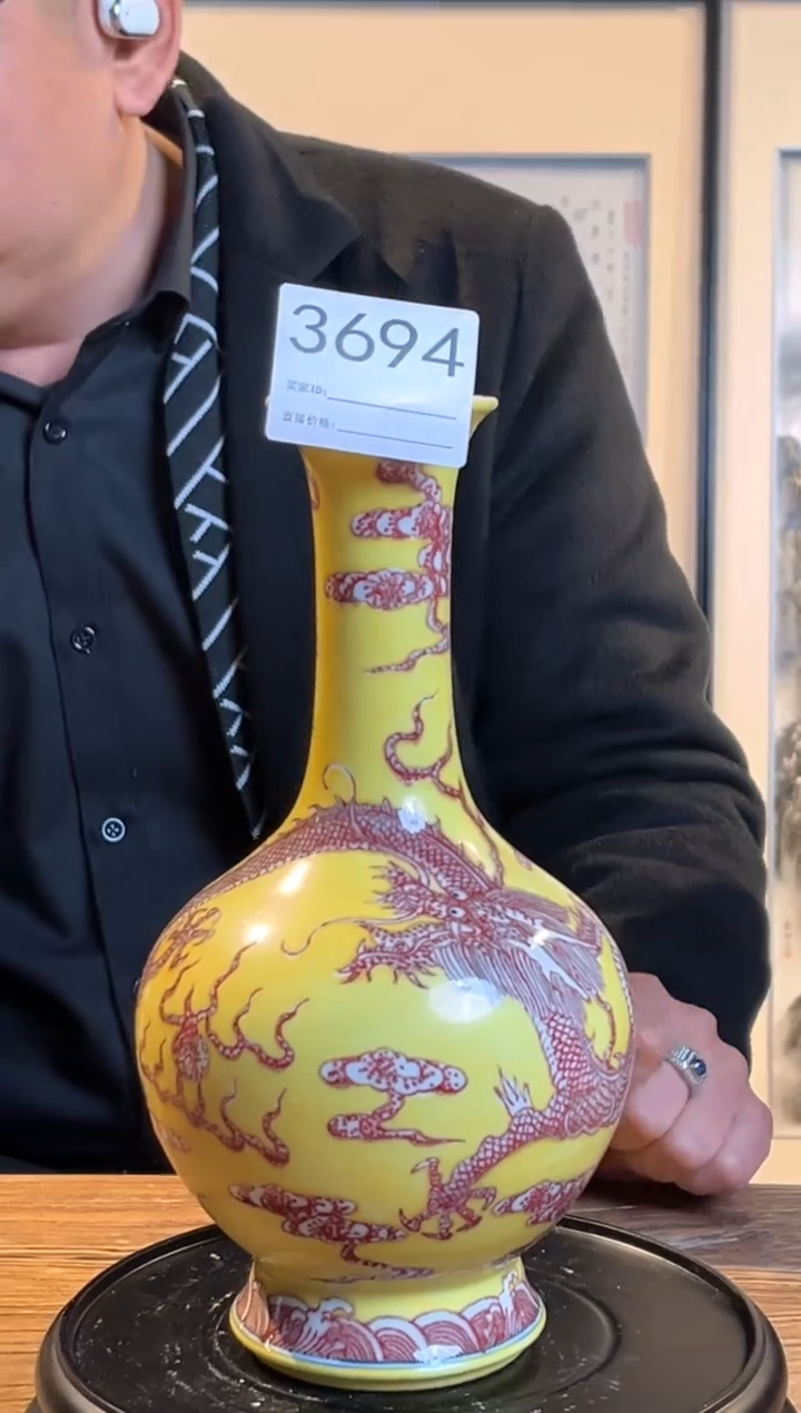 【闪购商品】摆件景德镇陶瓷鸡油黄赏瓶3694