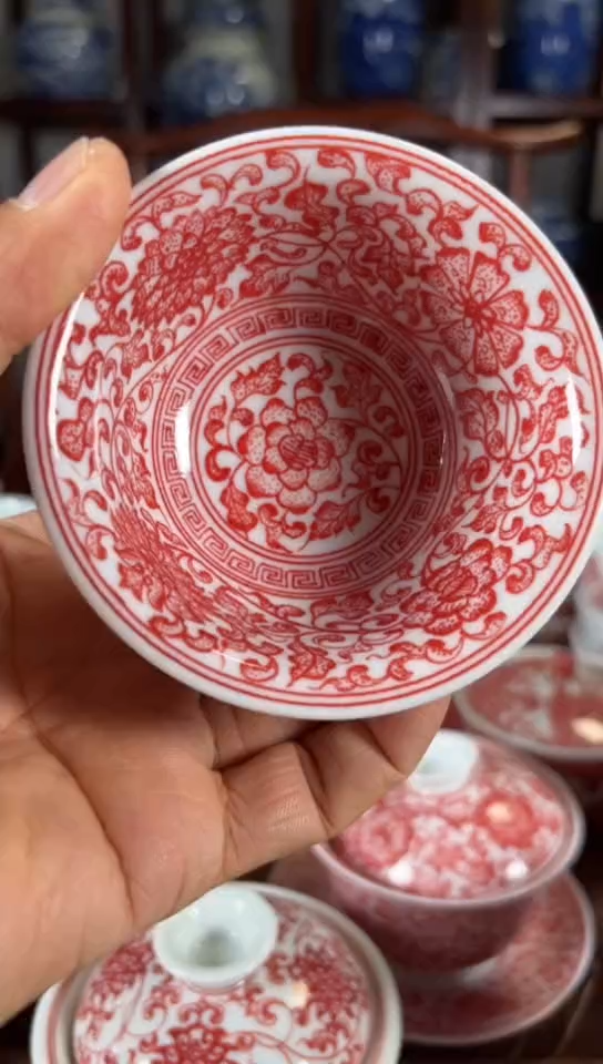 柴窑釉里红缠枝莲杯杯