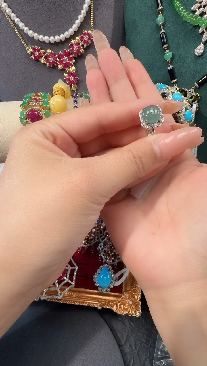 颈饰未镶嵌翡翠戒指