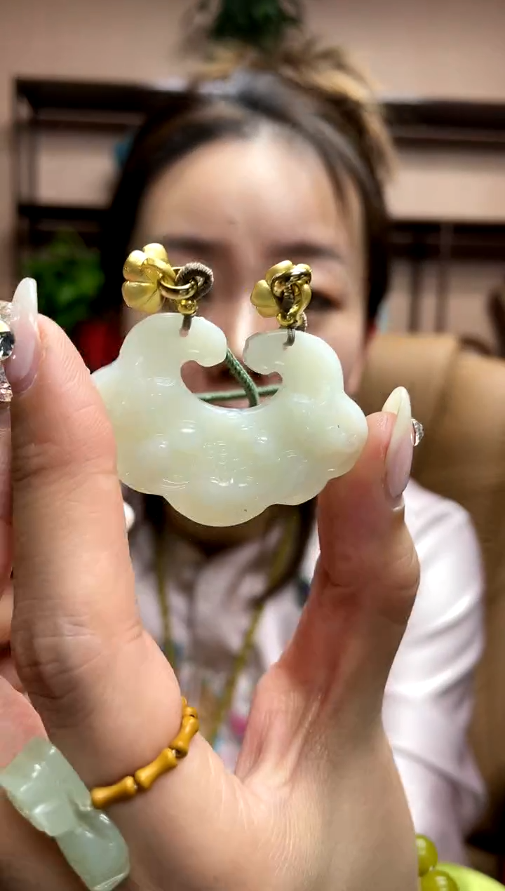 岫玉未镶嵌吊坠·