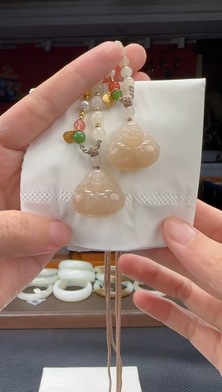 和田玉未镶嵌颈饰藕粉抱抱佛多样性发货拍一发一