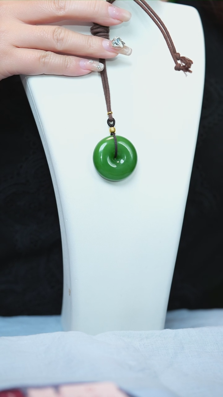 颈饰18K金镶嵌和田玉（碧玉）皮***%18K金镶嵌精品碧玉吊坠
