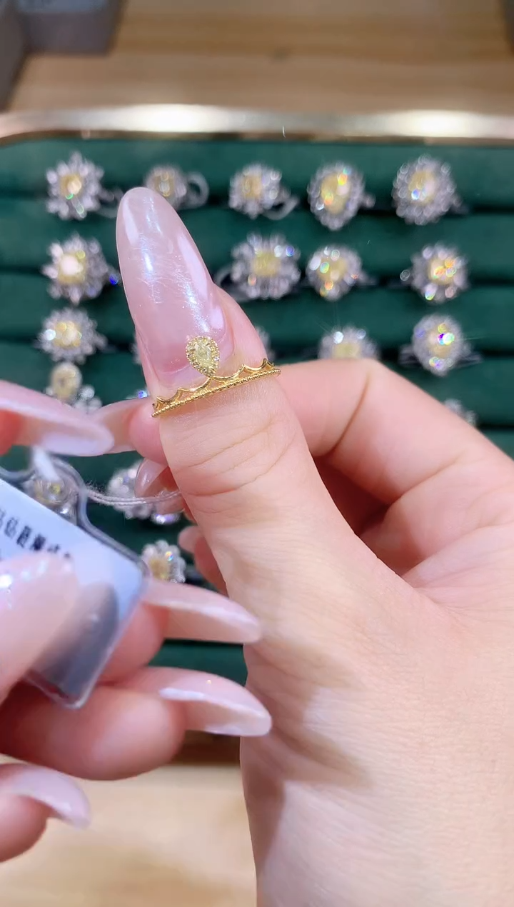 18K金镶嵌戒指钻石戒指