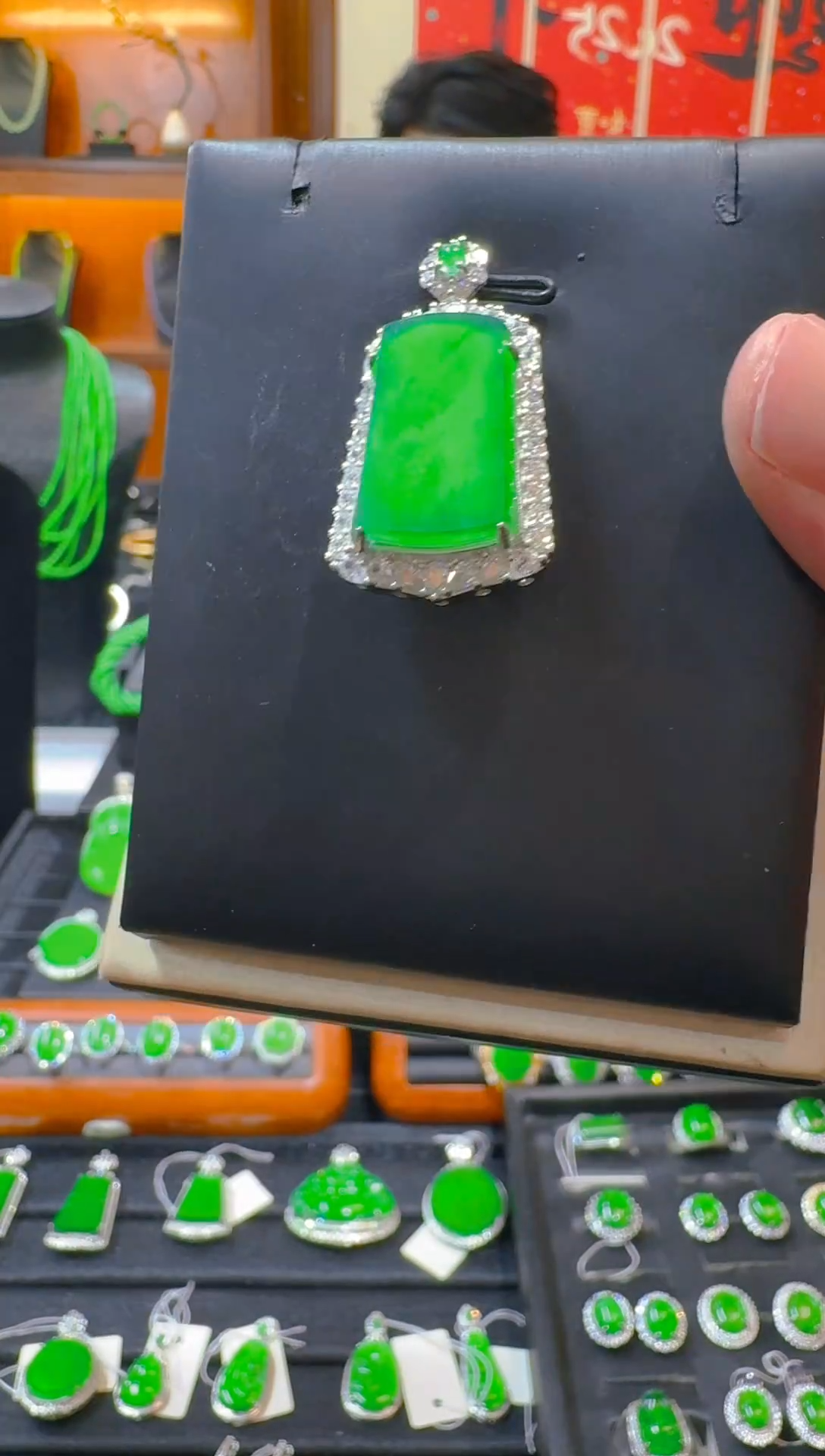 【闪购商品】翡翠吊坠(赠链)未镶嵌天然A货翡翠