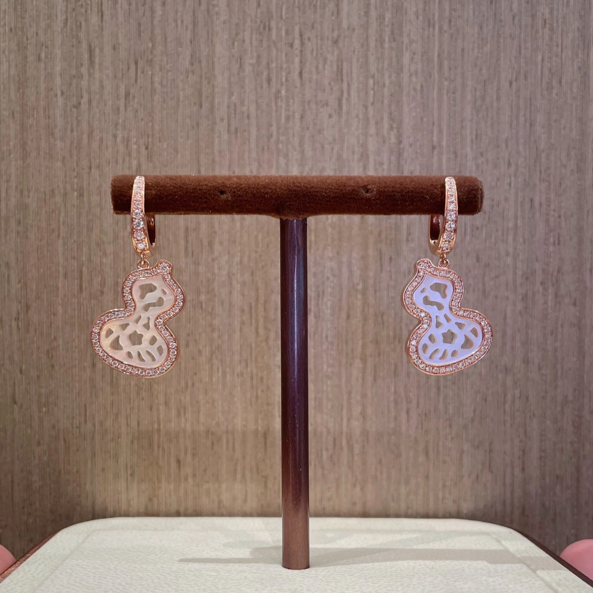 未使用 Qeelin 小花6珊  镂空 蕾丝 贝母 葫芦耳环