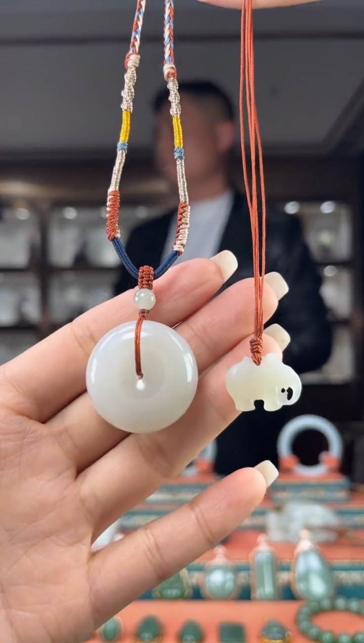 颈饰未镶嵌和田玉佩佩