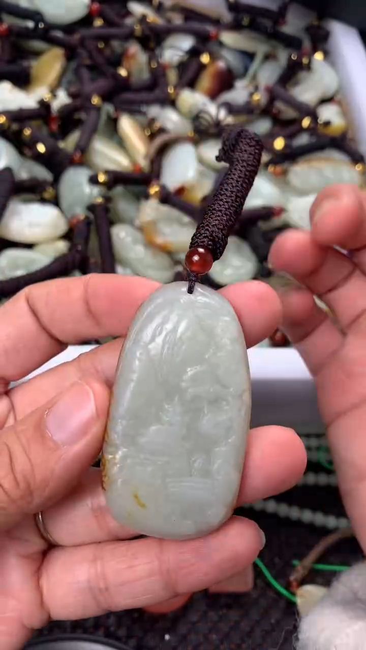 【闪购商品】和田玉颈饰未镶嵌多样性发货没有证书.拍一发一，有瑕