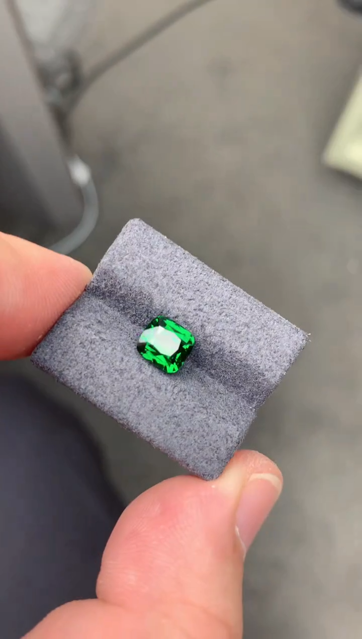 【闪购商品】石榴石裸石未镶嵌2ct 沙弗莱