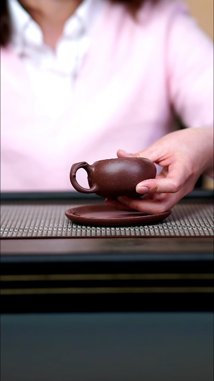 茶壶紫砂微瑕一号紫泥寿桃杯+杯托容量90cc
