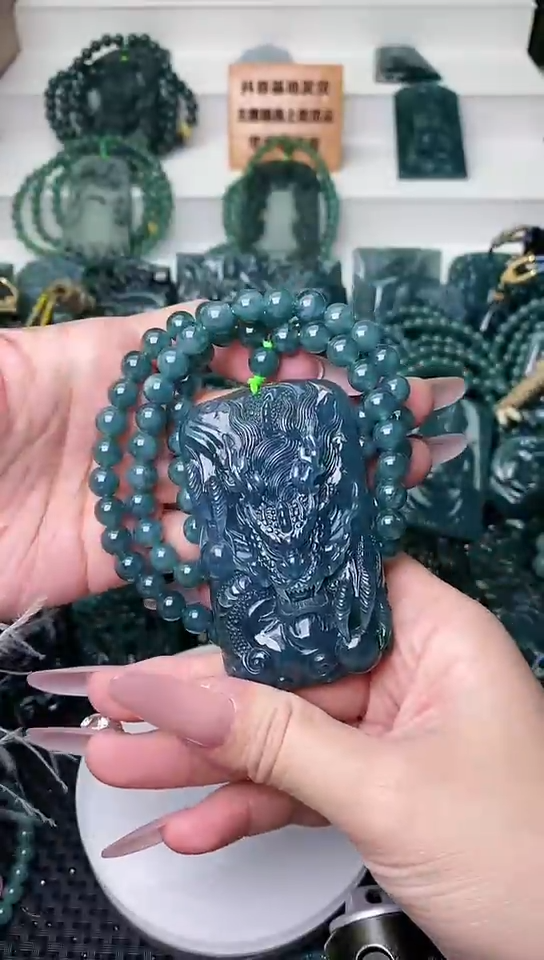 颈饰未镶嵌翡翠 