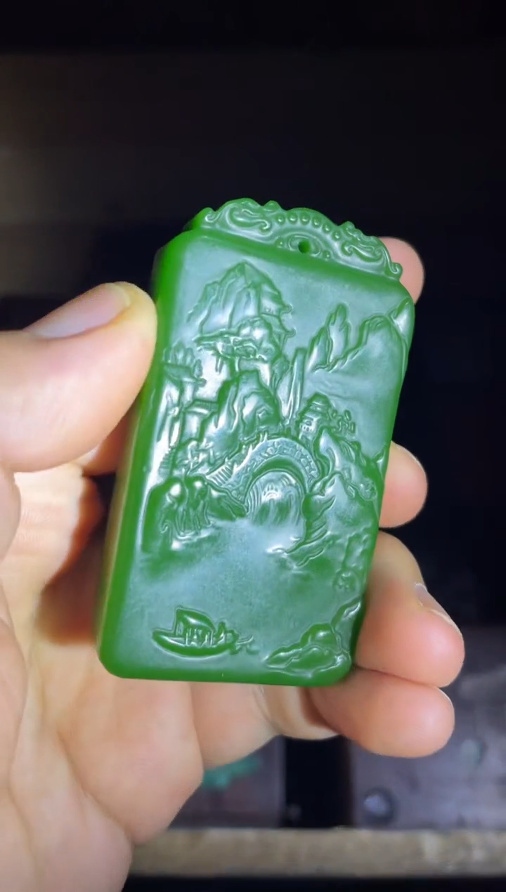 和田玉未镶嵌颈饰菠菜绿双面工山水牌1件