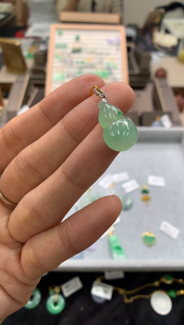 颈饰18K金镶嵌翡翠葫芦