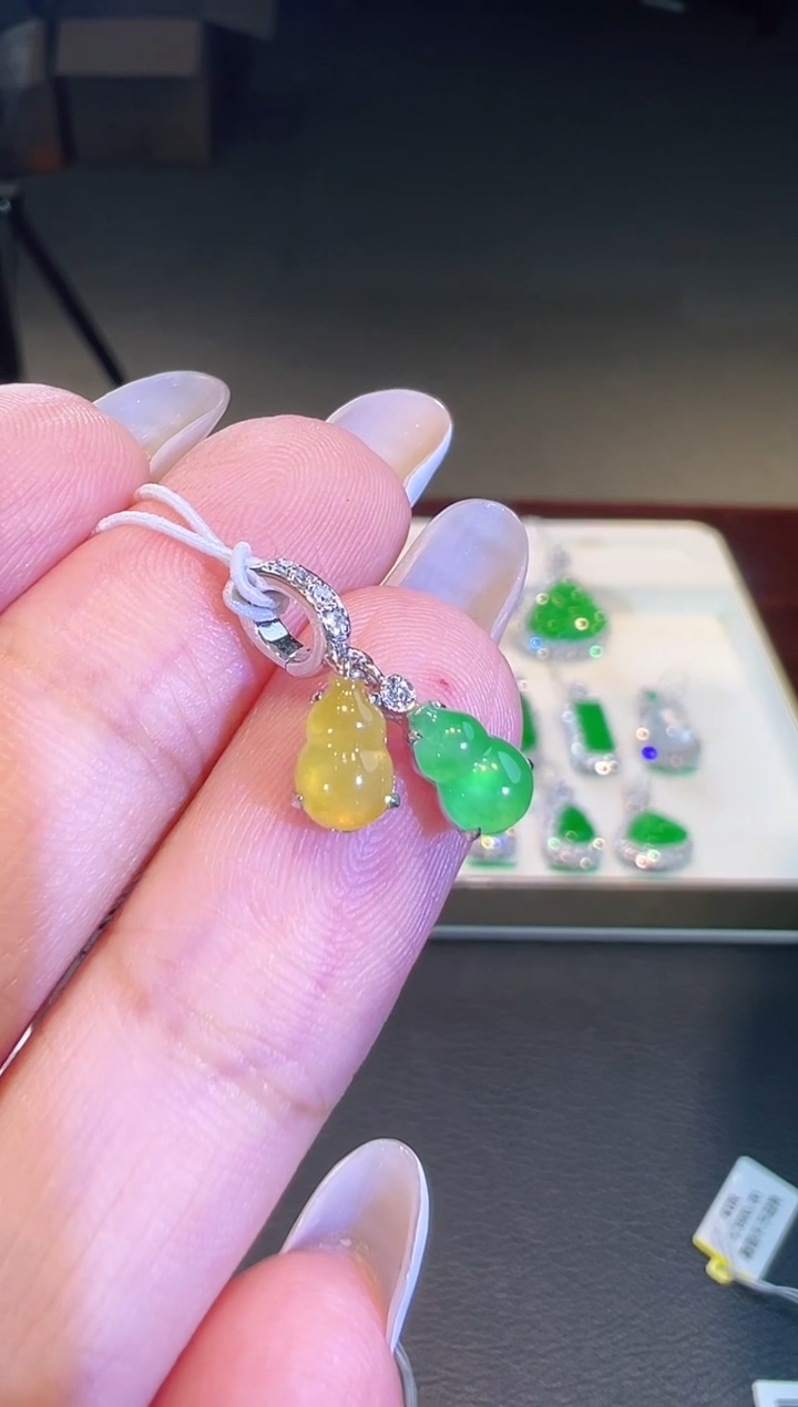 吊坠(不含链)18K金镶嵌翡翠翡翠