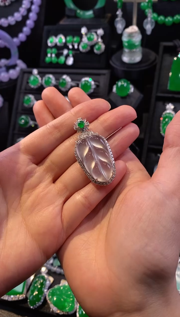 【闪购商品】翡翠颈饰18K金镶嵌叶子吊坠4260312