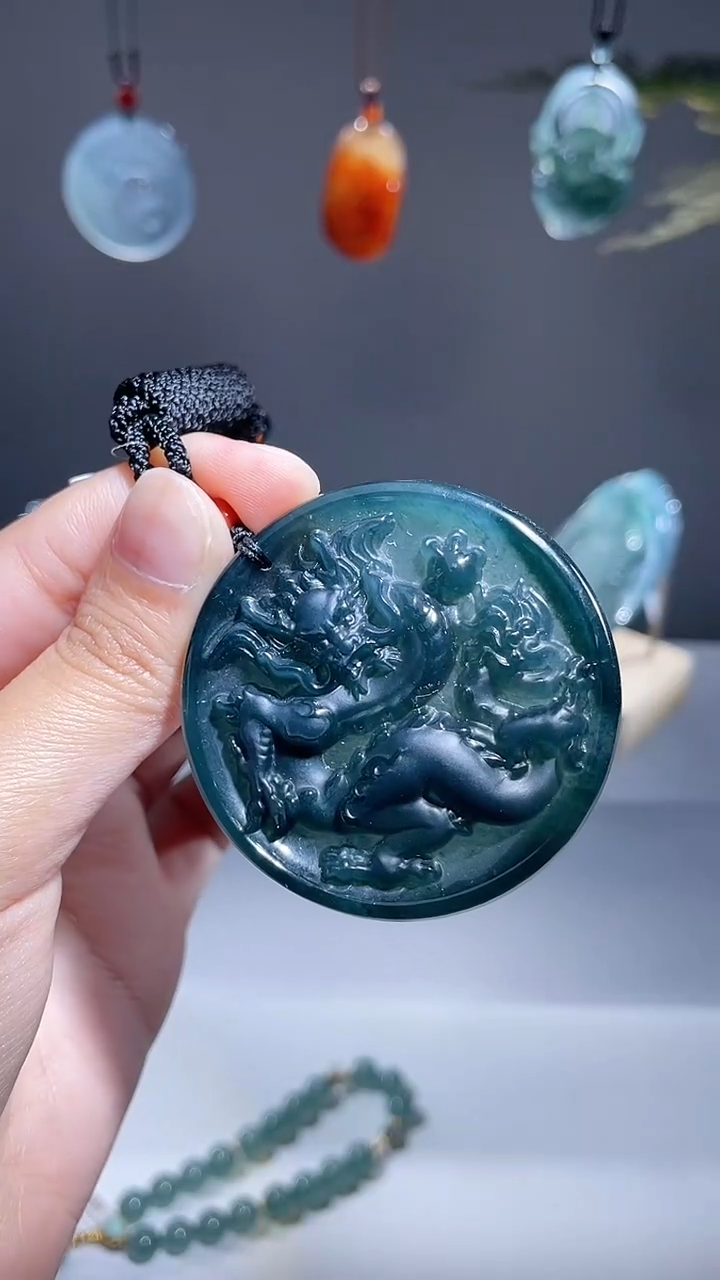 颈饰未镶嵌翡翠龙牌