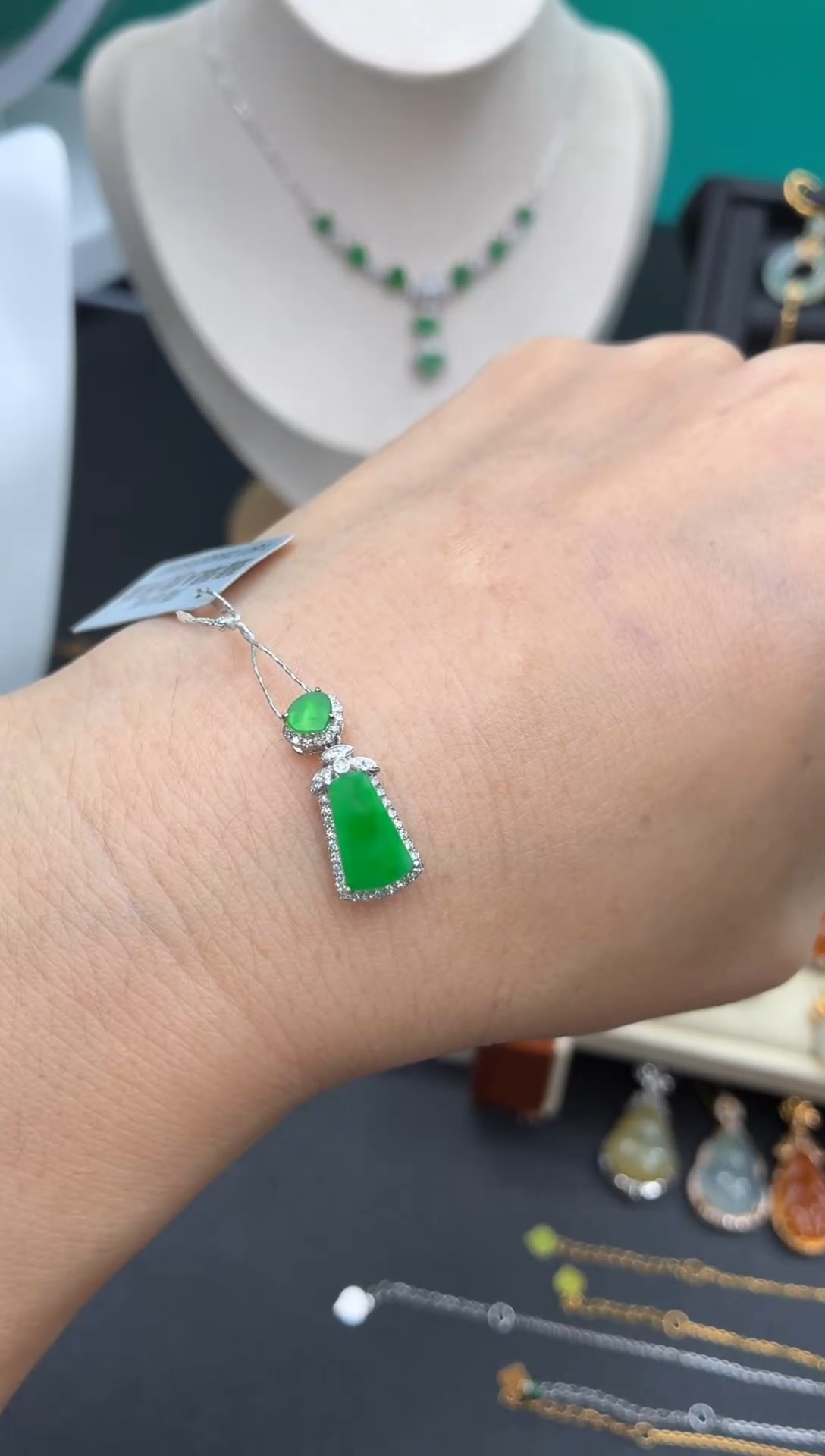 颈饰18K金镶嵌翡翠天然翡翠A货