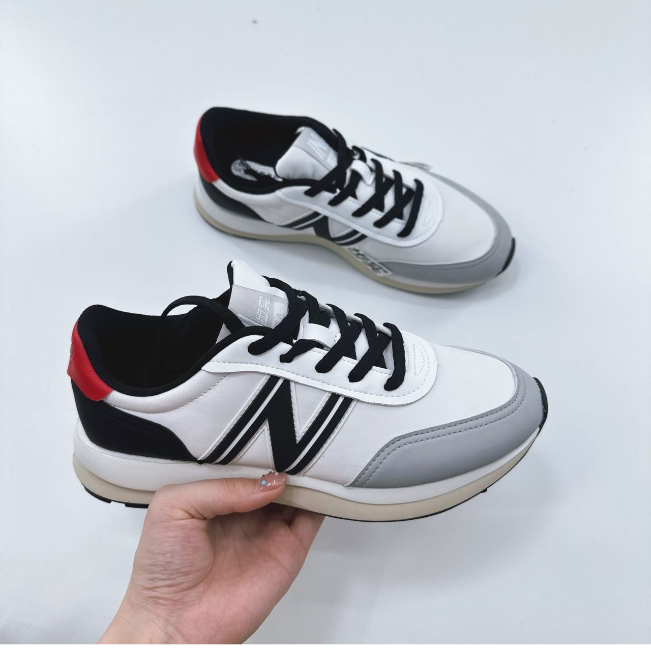 80031高端专享四季款舒适运动鞋白/黑（成人运动鞋）