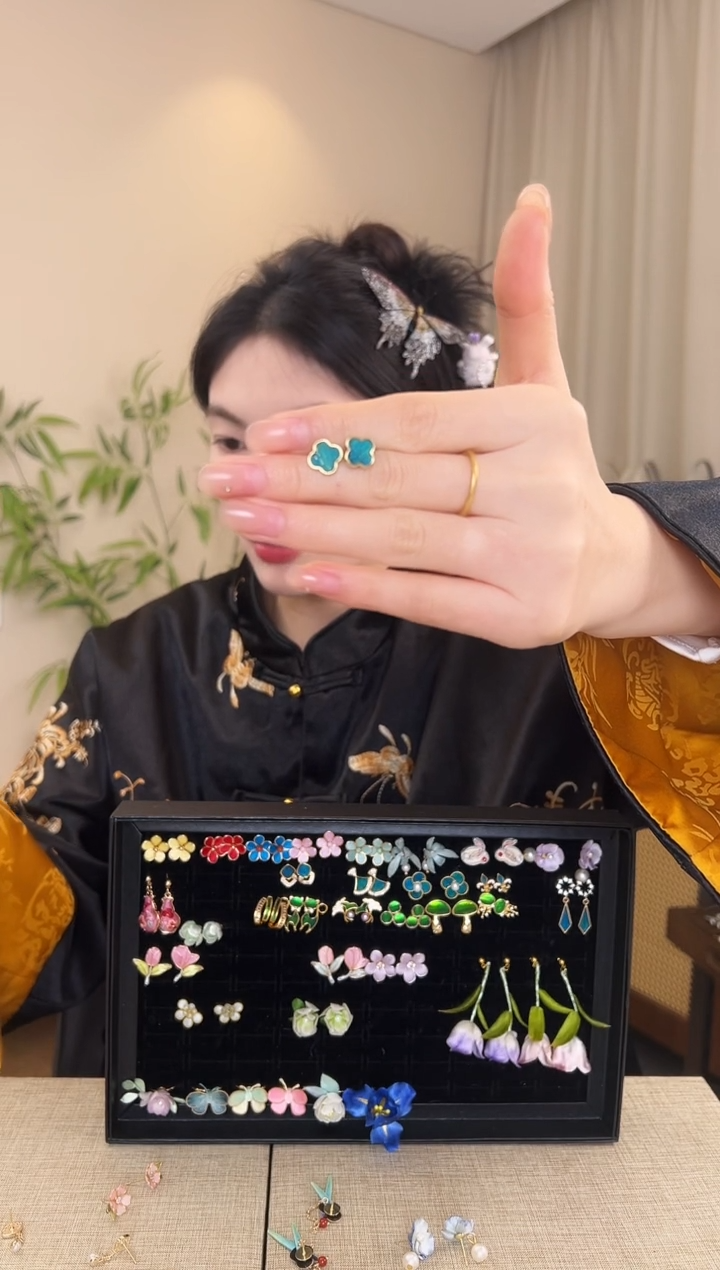 刺绣开****仿点翠四叶草款耳钉