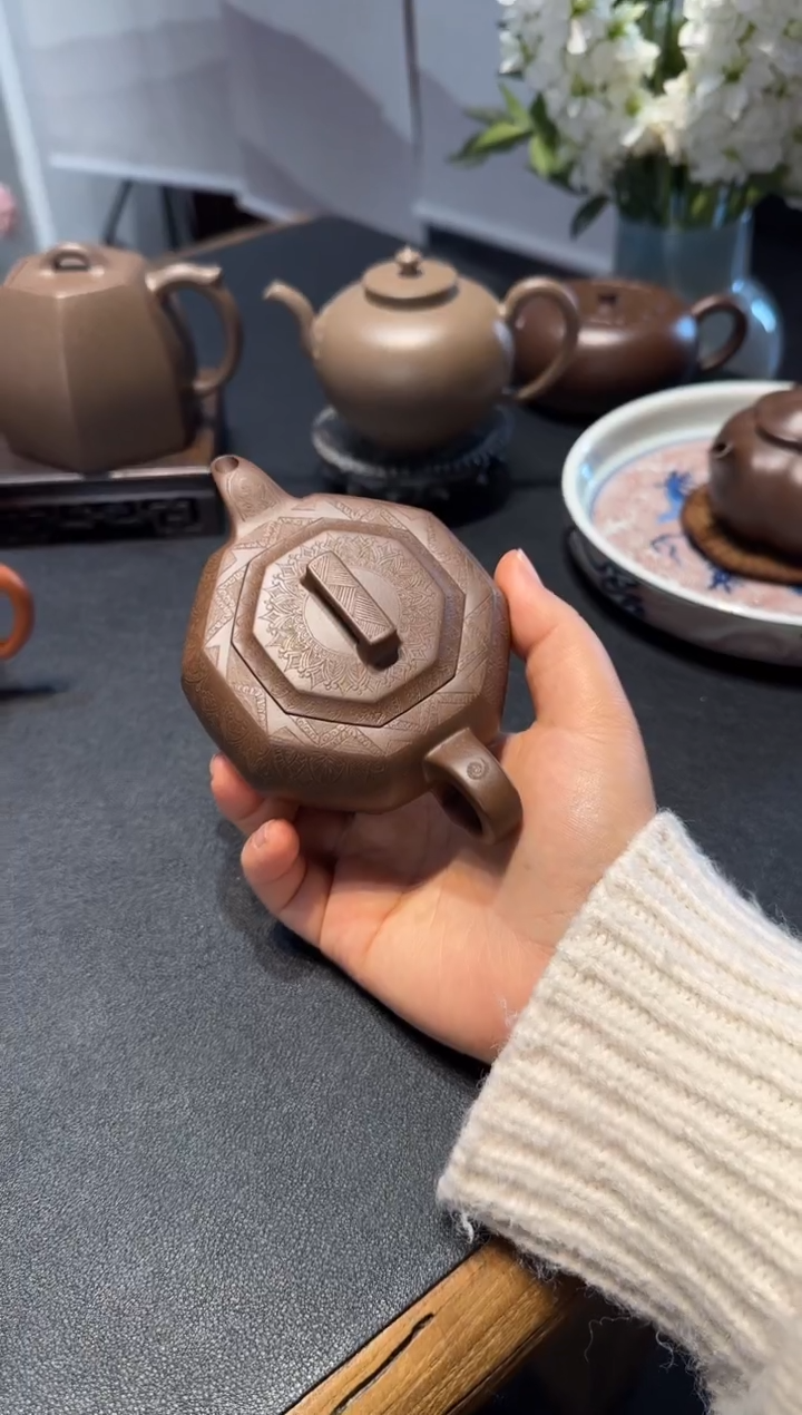 茶壶紫砂m**s八方无极 刻绘