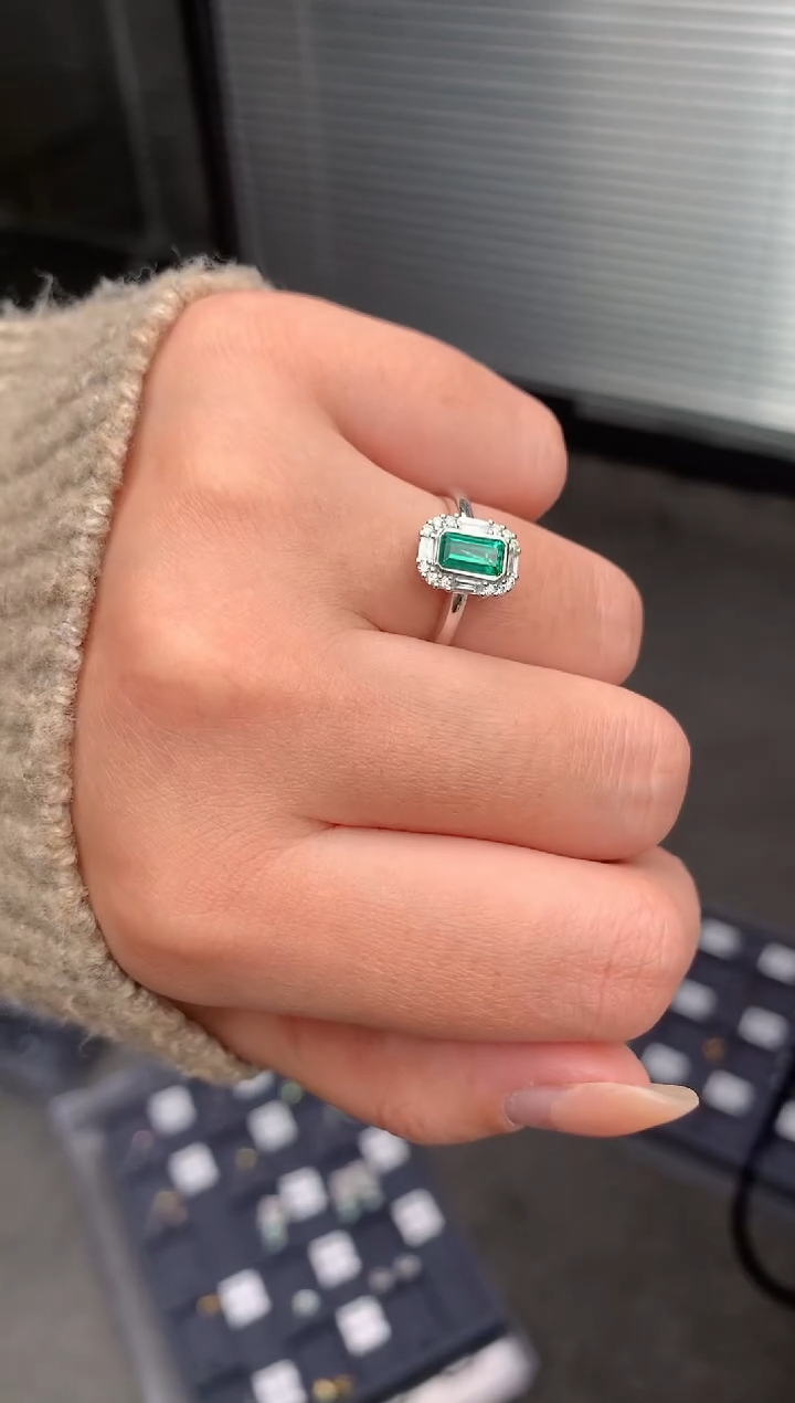 【闪购商品】祖母绿戒指18K金镶嵌60分祖母绿戒指