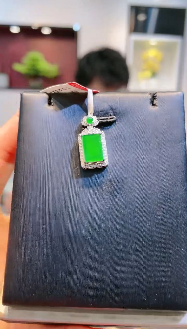 【闪购商品】翡翠颈饰18K金镶嵌A86天然A货翡翠吊坠