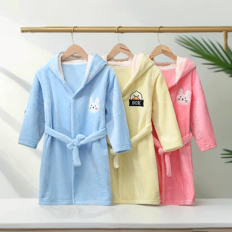 新款法兰绒儿童家居服小孩宝宝连帽睡袍加厚长款卡通保暖洋气浴袍