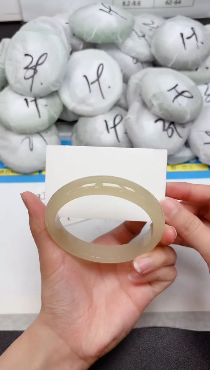 未镶嵌手镯石英质玉259-64.5