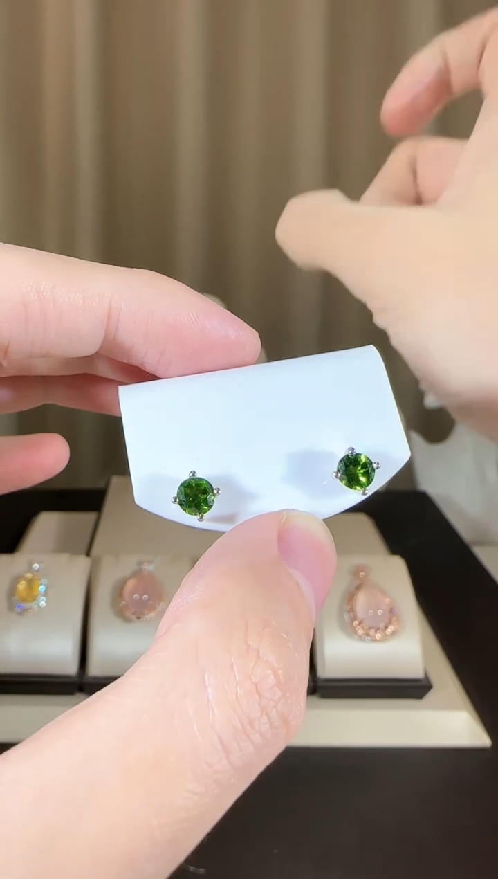 【闪购商品】透辉石耳钉银S925镶嵌5mm简约