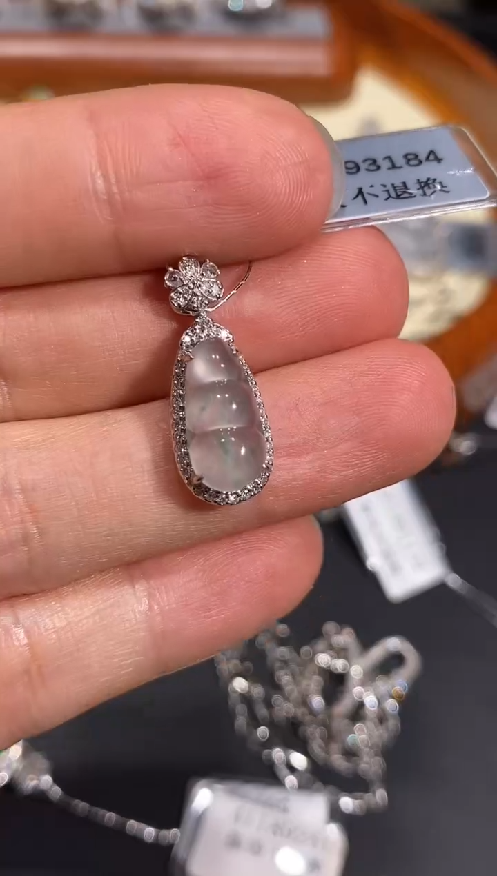 【闪购商品】翡翠颈饰18K金镶嵌吊坠