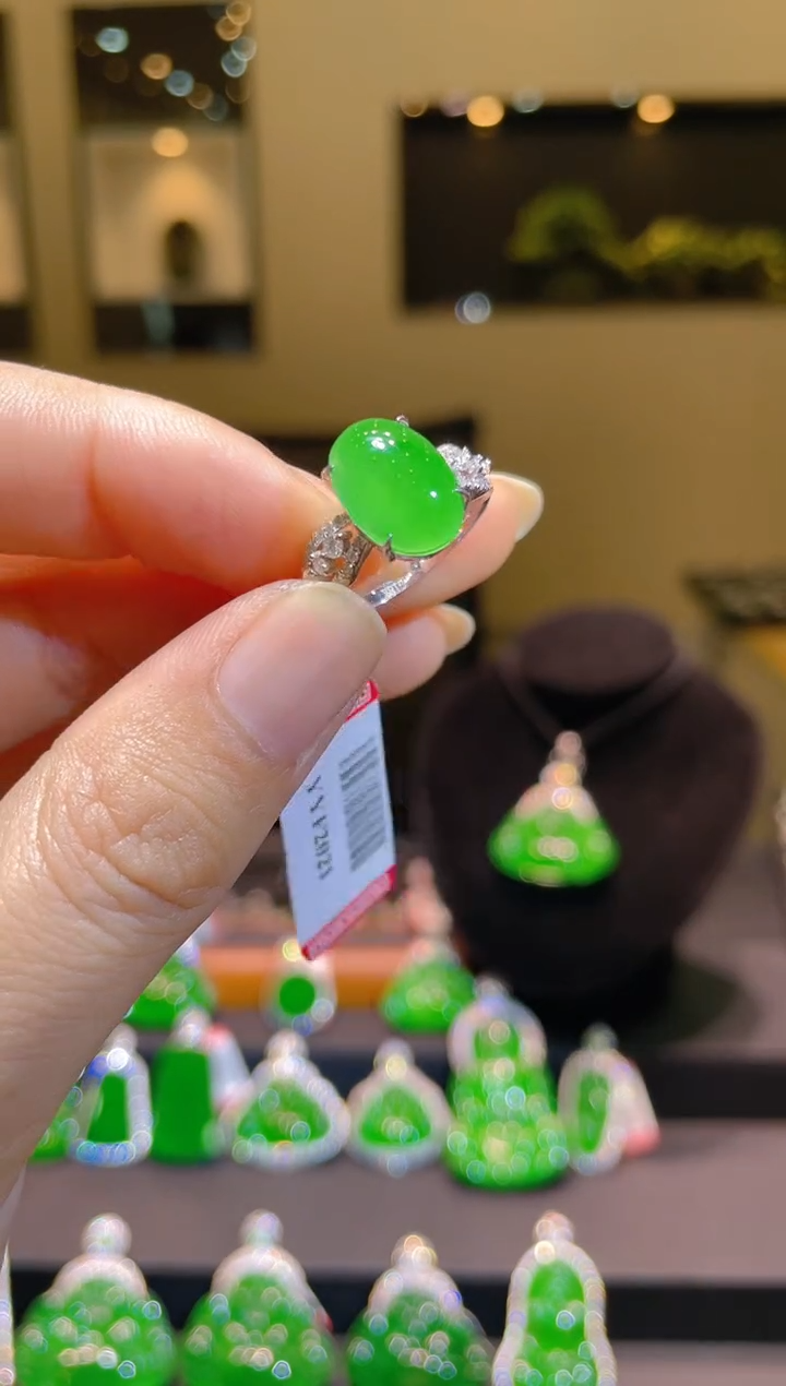 【闪购商品】翡翠吊坠(不含链)18K金镶嵌A41