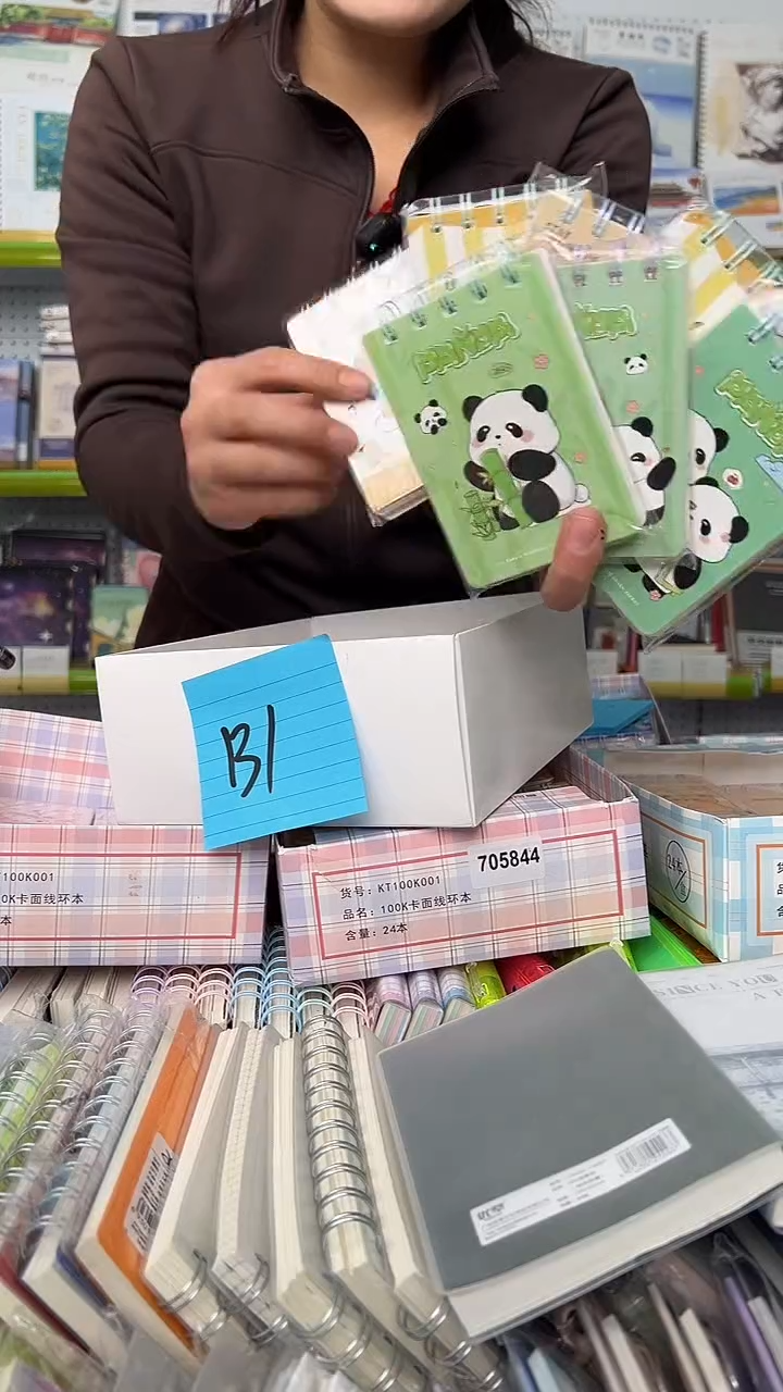 B1   100k（A7）卡面线环本上翻横线 70张【卡皮、熊猫】 10本