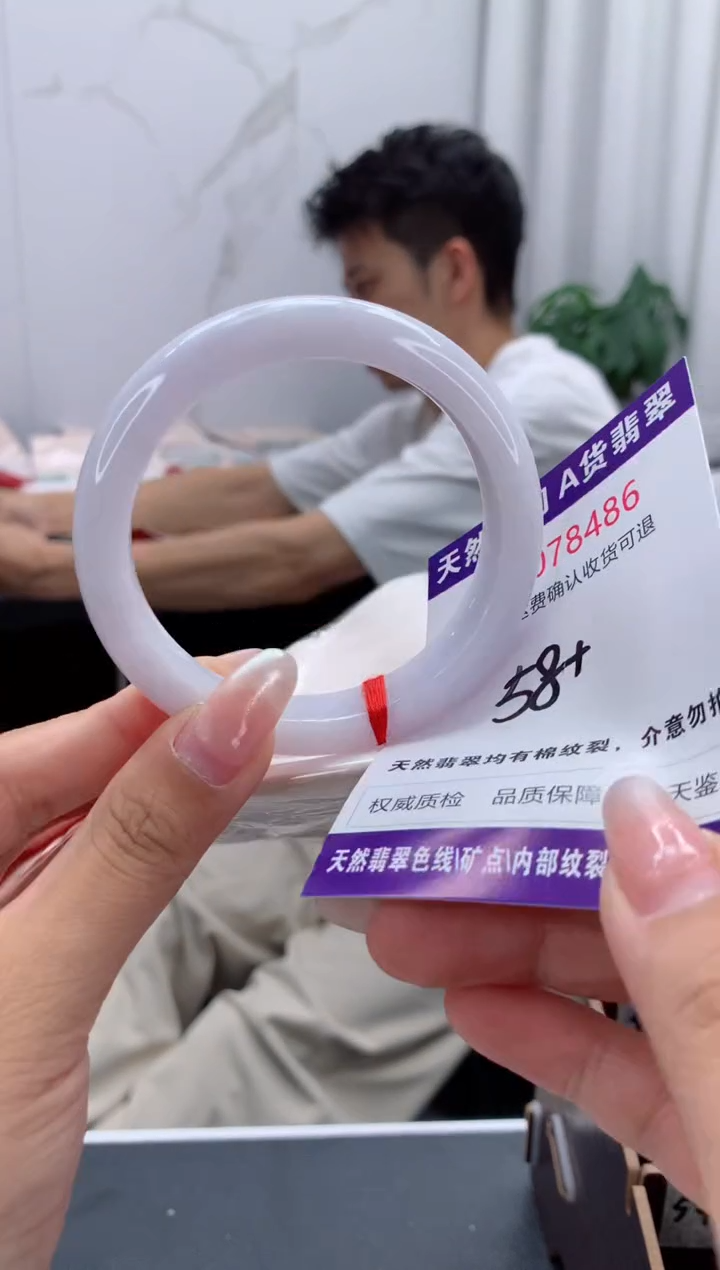 未镶嵌手镯翡翠有纹，完美者勿拍