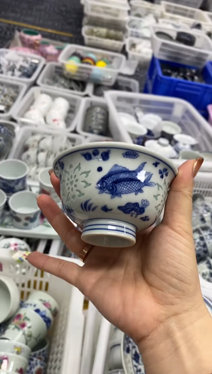 陶瓷青花玲珑鱼澡压手杯100毫升