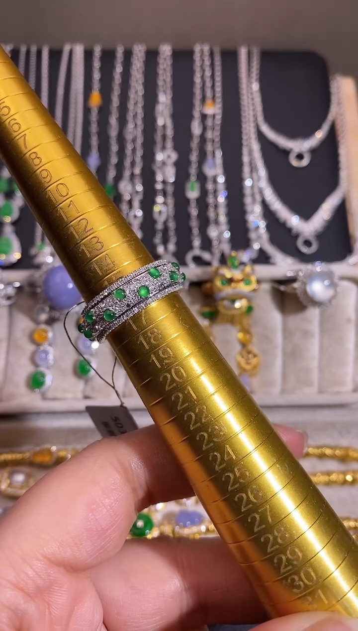 18K金镶嵌戒指翡翠戒指