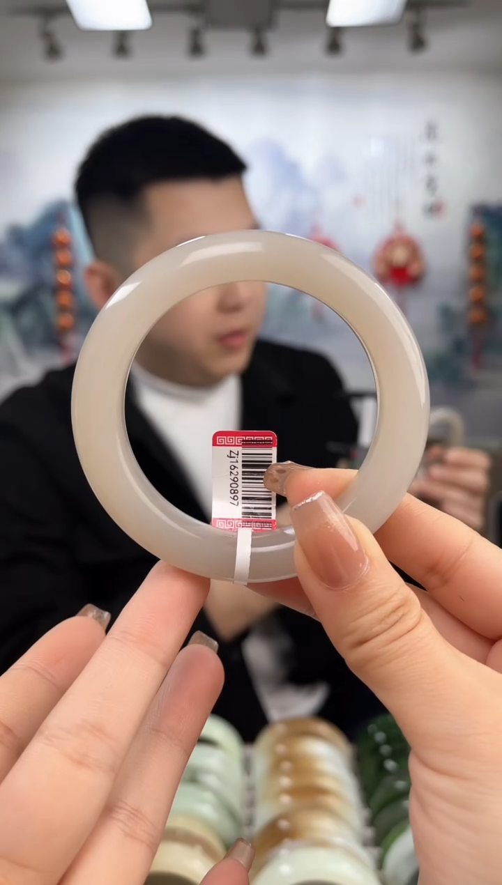 【闪购商品】和田玉手镯未镶嵌55圈口仅一只