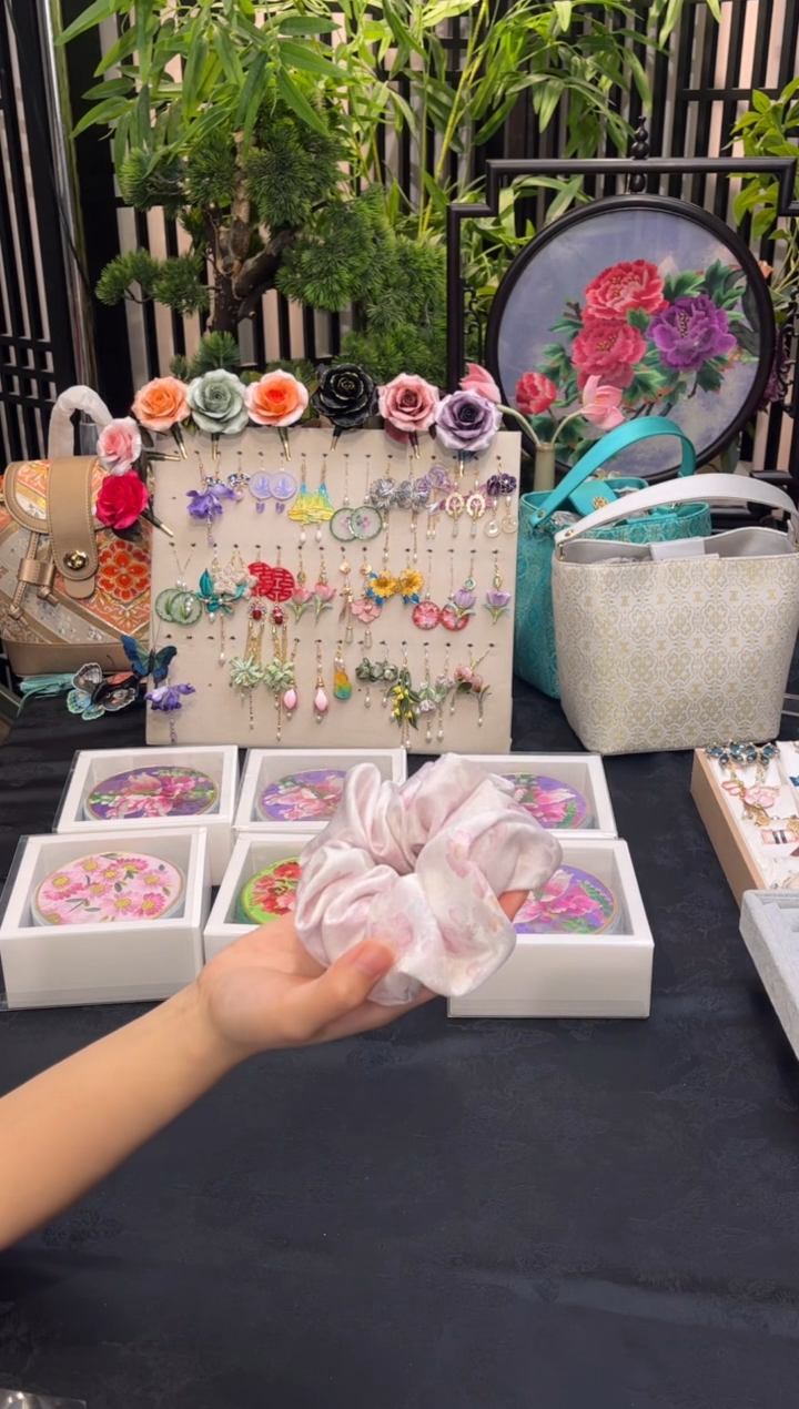 织绣土**嘻非遗苏绣手工饰品
